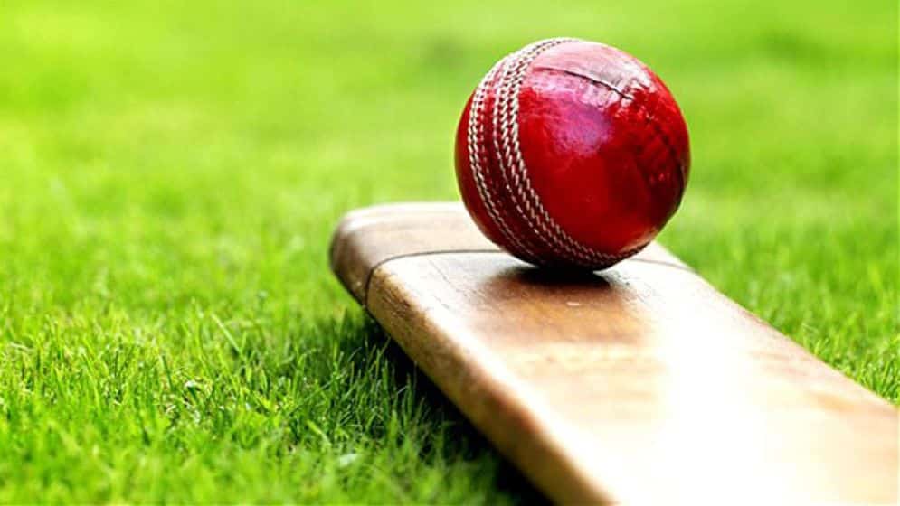 একজন ক্রিকেটার AK44 ব্র্যান্ডের পোশাকে মাঠে ব্যাটিং করছে