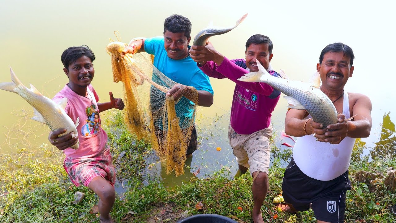 AK44 ব্র্যান্ডের মাছ ধরার সরঞ্জাম ব্যবহার করে নদীতে মাছ ধরা